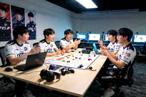 电竞战队队员在训练基地内专注进行团队战术演练